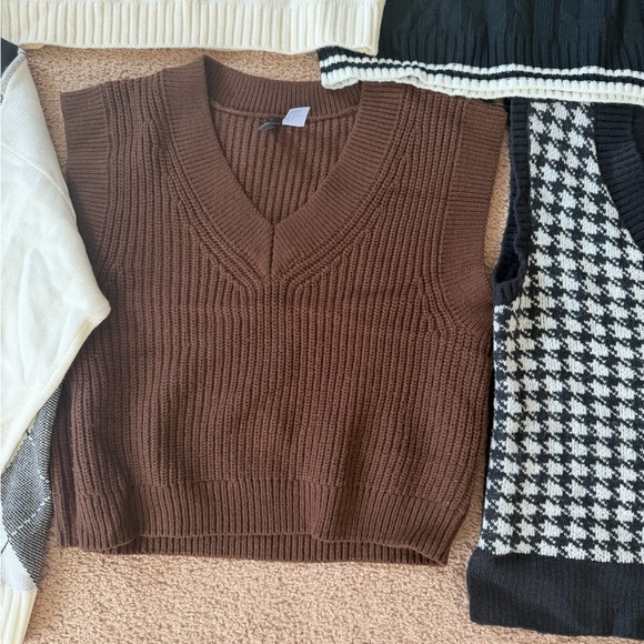 Women’s Sweater Bundle - Picture 3 of 7